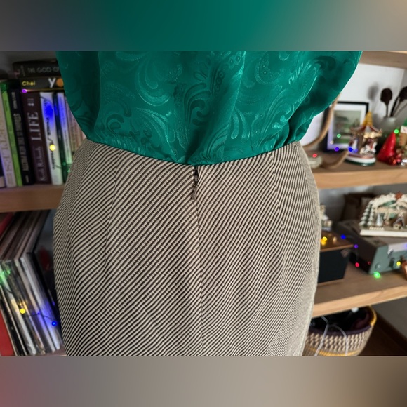 Emanuel Ungaro Women's Tan Jacket & Skirt Suit Set - Picture 4 of 10